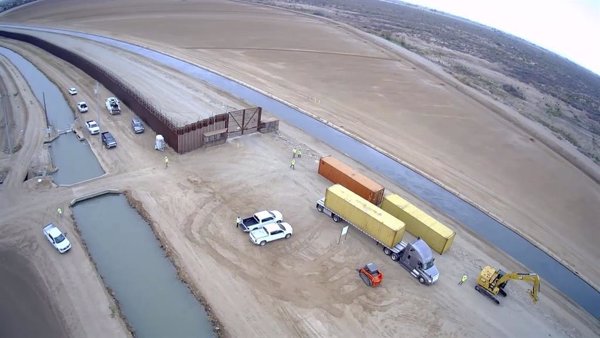 El gobernador de Arizona ordena cubrir con contenedores de carga los huecos de la frontera con México