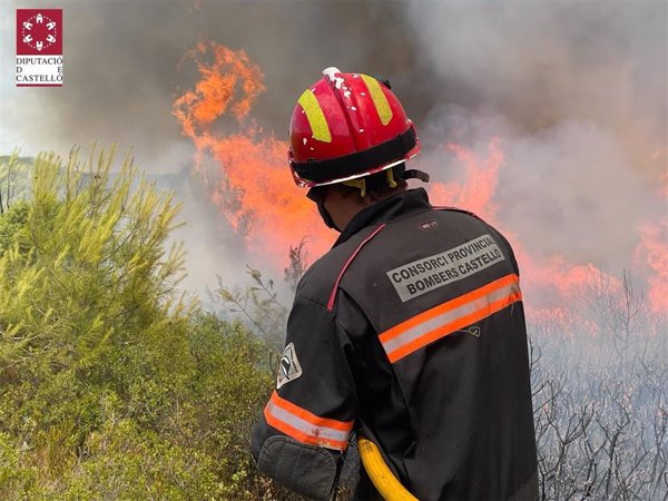 Siete medios aéreos trabajan en la extinción del incendio de Useres (Castellón)