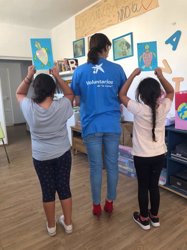 Voluntarios de CaixaBank atienden a más de 1.000 menores vulnerables para su refuerzo escolar durante el verano