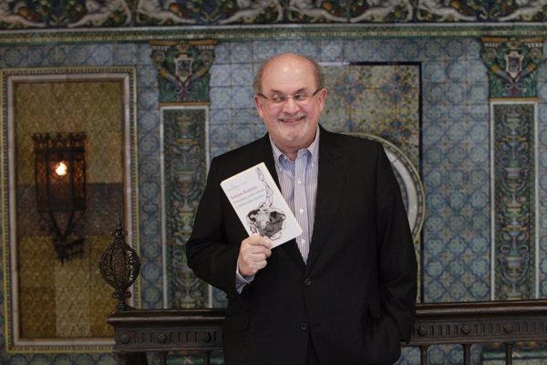 Rushdie habla con los investigadores mientras permanece hospitalizado en Nueva York