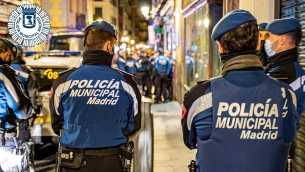 Los nuevos uniformes de Policía Municipal de Madrid, de menor tallaje, lucirán la bandera de España y la de la Comunidad