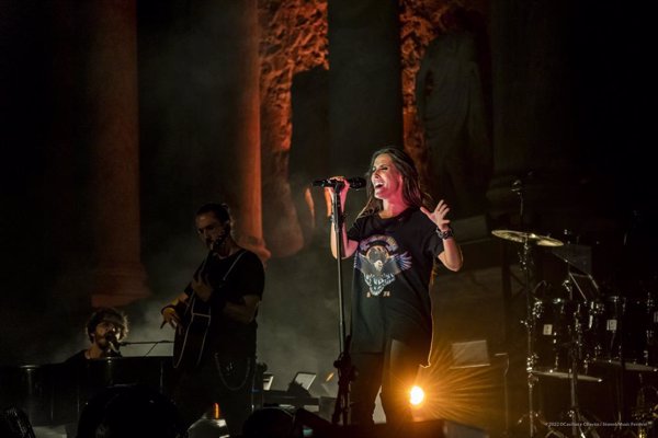 Malú deslumbra al repasar su repertorio en un concierto adaptado al Teatro Romano de Mérida