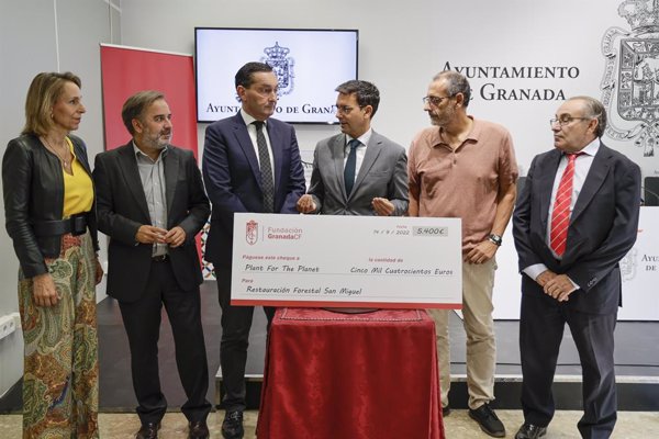 Una donación del Granada permite plantar más de 1.300 árboles en la zona quemada en el cerro de San Miguel