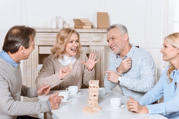Mantener interaciones sociales diarias entre personas mayores y adultos reduce el riesgo de envejecimiento prematuro