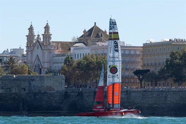 España acaba sexta en la primera jornada de SailGP en Cádiz y mantiene intactas las opciones de la carrera final