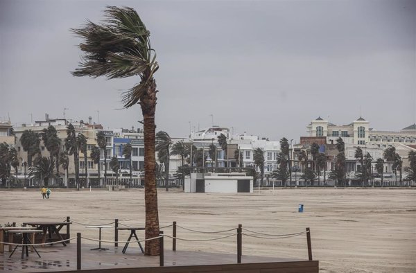 El noreste peninsular estará hoy en riesgo por viento y fenómenos costeros, y Baleares y Canarias por lluvias