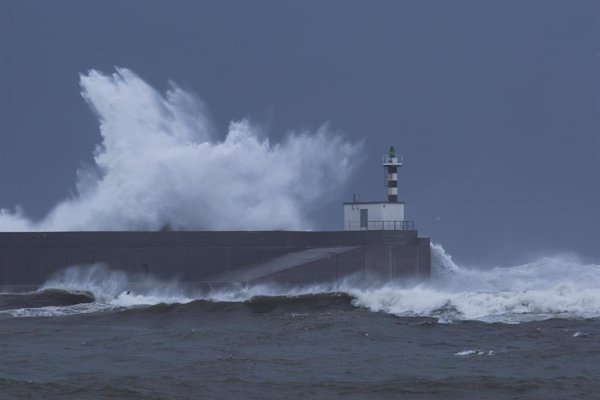 Los vientos y el fuerte oleaje azotará hoy al litoral cantábrico, mediterráneo andaluz y Baleares