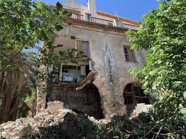 El obispo de Cartagena ofrece a la comunidad de la Luz otro lugar para vivir tras el derrumbe de una pared del edificio