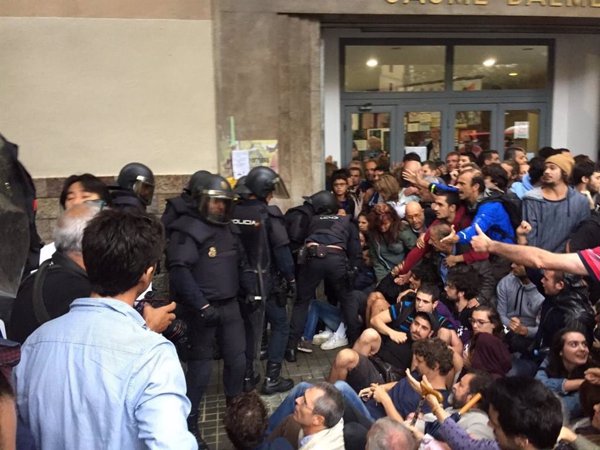 La causa por las cargas del 1-O en Barcelona mantiene a 65 policías investigados 5 años después