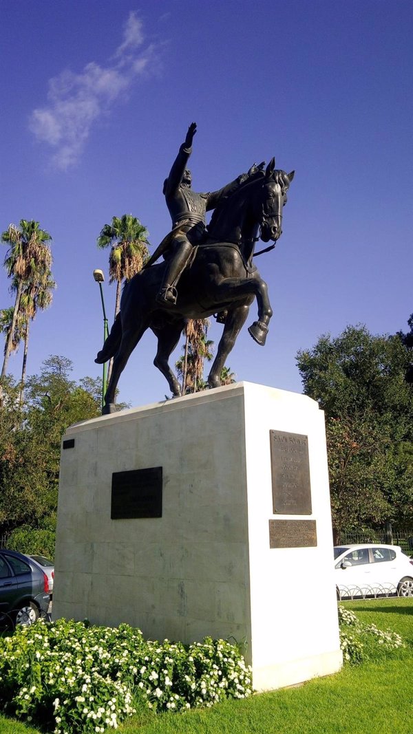 Intervención municipal en la estatua de Simón Bolívar en Sevilla para retirar banderas y pancartas colocadas en ella