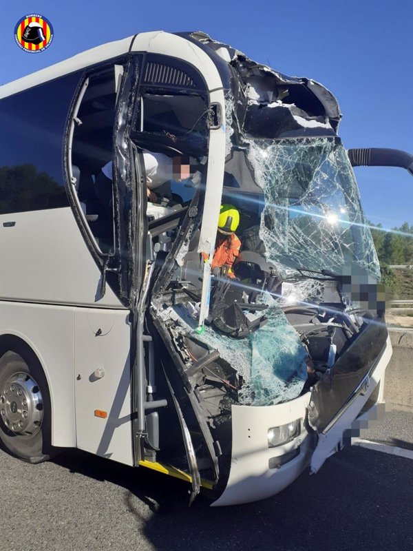 La Guardia Civil investiga las causas del accidente de tráfico que dejó cerca de una veintena de heridos en Xàtiva