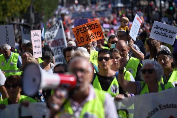 Miles de pensionistas denuncian la pérdida de poder adquisitivo y defienden pensiones y salarios