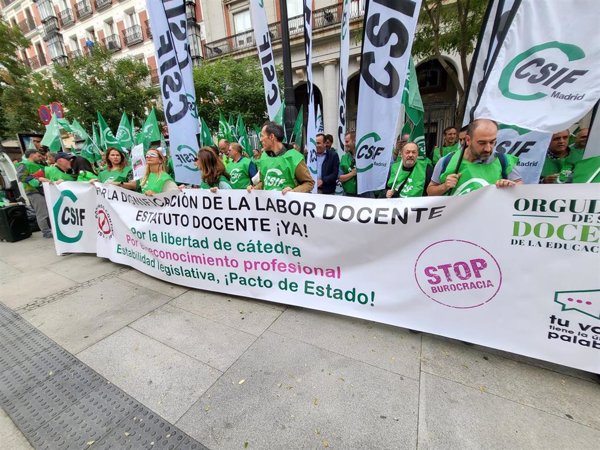 Docentes convocados por CSIF protestan ante Educación por su 