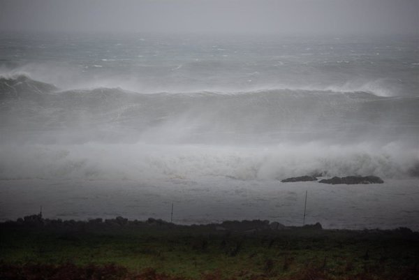 Viento, lluvia, niebla y olas ponen hoy en riesgo a ocho provincas