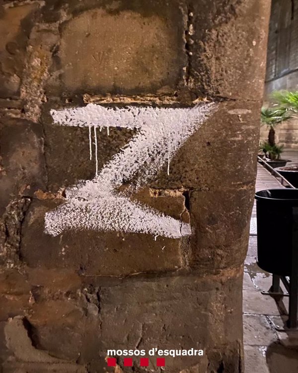 Libre con cargos por pintar en edificios emblemáticos de Barcelona el símbolo 'Z', esvásticas y amenazas en ruso