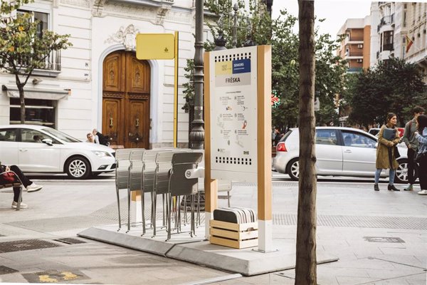 Un nuevo servicio de Ikea facilita mobiliario urbano a los mayores y favorece la socialización entre generaciones
