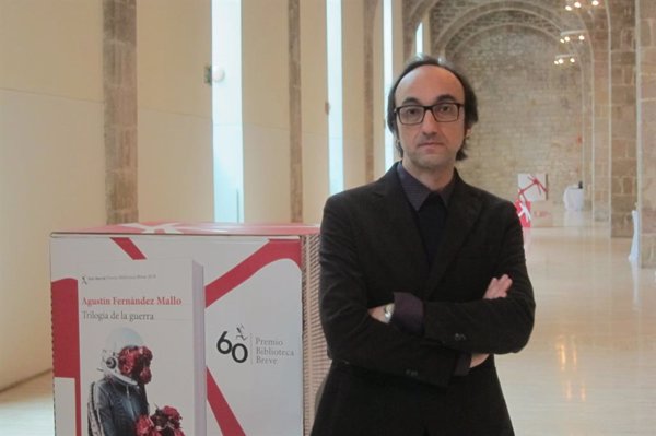 El escritor Agustín Fernández Mallo recibe el I Premio de Ensayo Eugenio Trías por 'La forma de la multitud'
