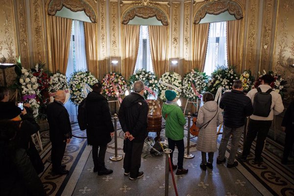 Centenares de seguidores y amigos se despiden en Madrid de Milanés:
