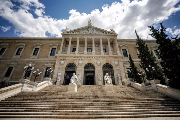 Un centenar de trabajadores de limpieza se concentra frente a la Biblioteca Nacional por retrasos en el pago de salarios