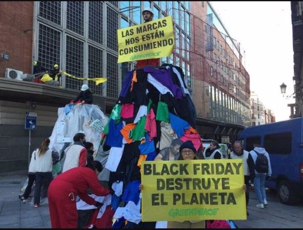 Activista de Greenpeace plantan en el centro de Madrid montañas de residuos contra el 