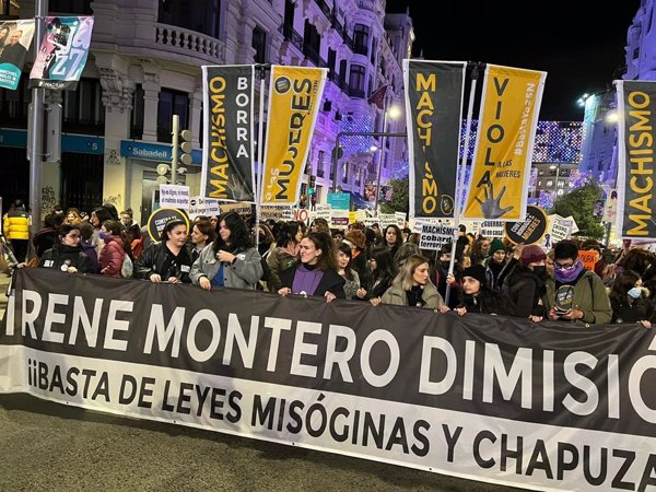 Cientos de personas marchan en Madrid por el 25N al grito de 'Irene Montero, dimisión' y con varias ministras del PSOE