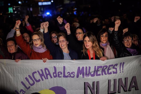 Cientos de mujeres apoyan a Irene Montero en la marcha convocada por la Comisión 8M en Vallecas (Madrid)