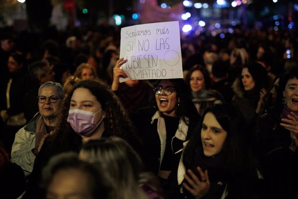 Miles de personas se manifiestan en España contra la violencia machista, con gritos de dimisión y apoyo a Irene Montero