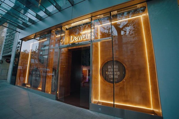 DEWAR'S inaugura su primera pop up en Madrid: una tienda de whisky para mentes curiosas