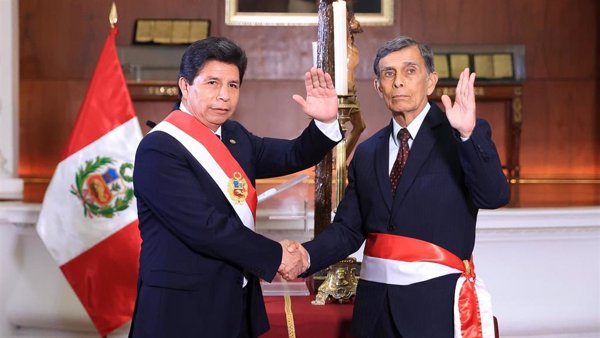 Pedro Castillo toma juramento a su nuevo ministro de Defensa