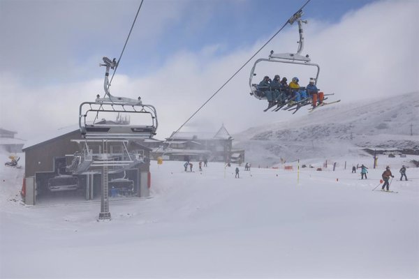 Rachas muy fuertes de viento obligan a mantener cerrada este jueves la estación de esquí de Sierra Nevada