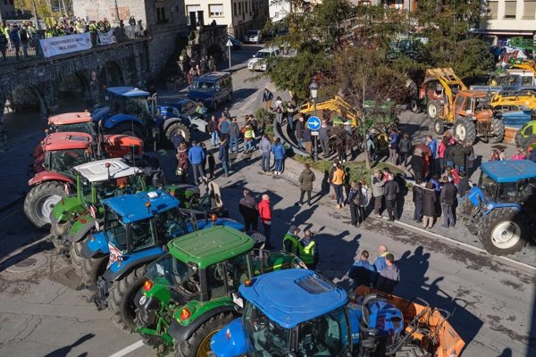 Una nueva movilización con tractores rechaza en Biescas (Huesca) el soterramiento de una línea de alta tensión