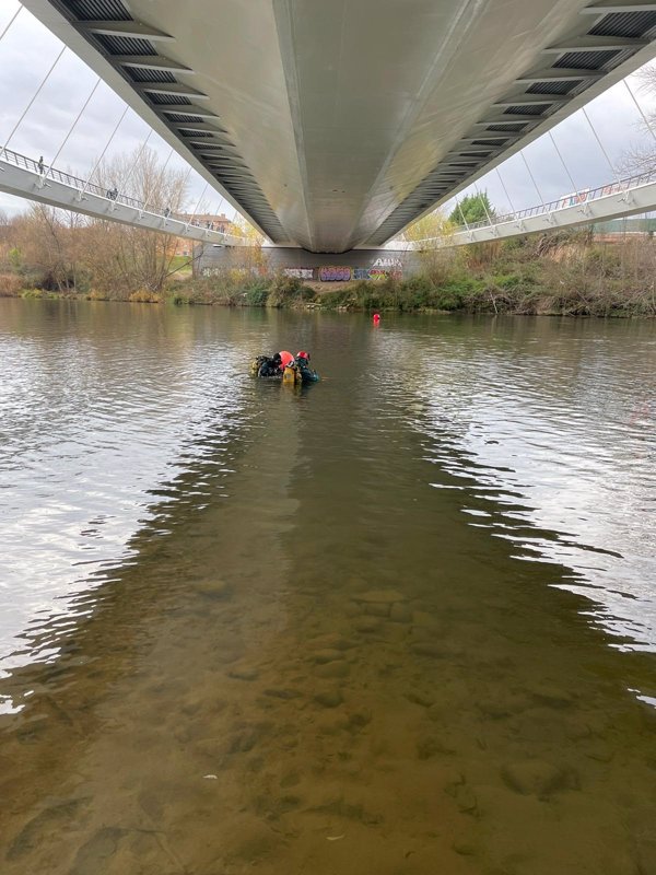 GEAS de la Guardia Civil buscan a una mujer en el Ebro a su paso por Logroño