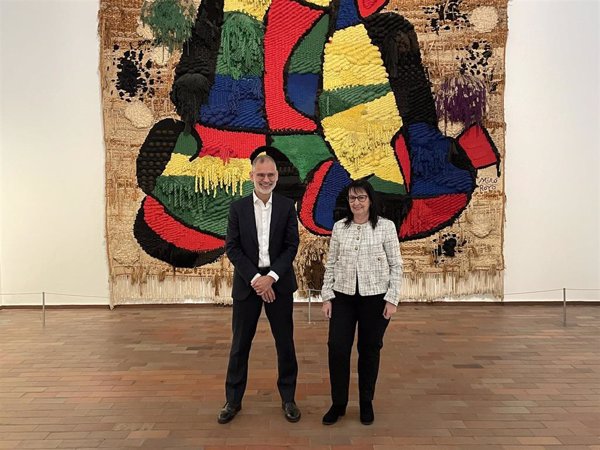 Un documental recorre el proceso de restauración del tapiz de Miró de la Fundación La Caixa