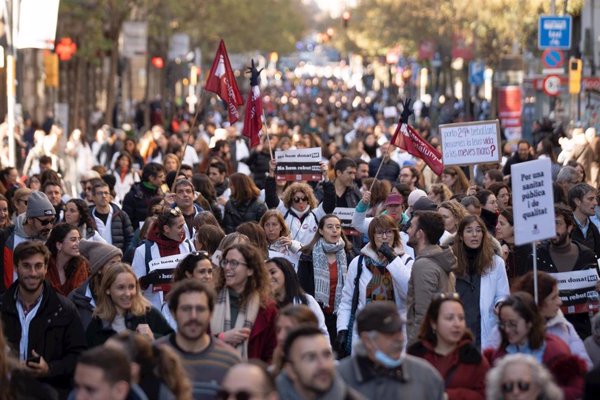 Sindicatos de Cataluña reúnen a 16.000 sanitarios y docentes en dos protestas para reclamar mejoras
