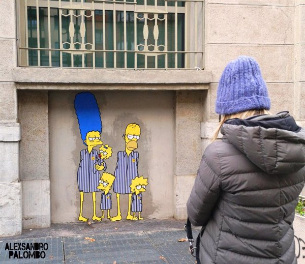 aleXsandro Palombo pinta una serie de murales en la estación de Milán con los Simpson como víctimas del Holocausto