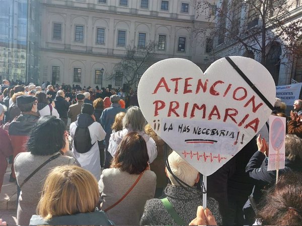 Cerca de 200 médicos y pediatras se concentran frente al Reina Sofía en defensa de la Atención Primaria en Madrid