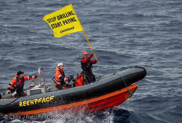 Activistas de Greenpeace se suben a una plataforma petrolera al norte de Canarias con el mensaje 'Dejad de perforar'