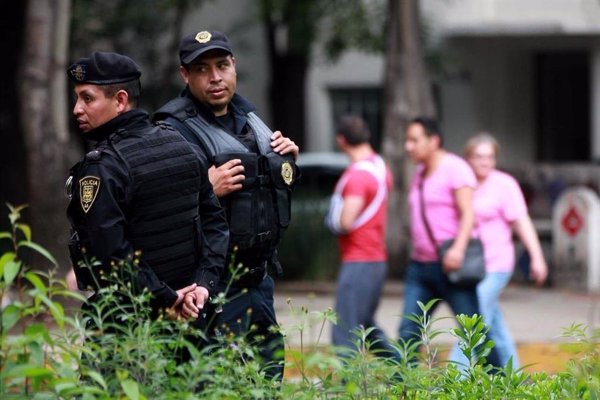 La Policía de Ciudad de México detiene a varias personas por robar cableado del metro