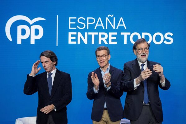 Feijóo exhibe la unidad del PP junto a Aznar y Rajoy: 