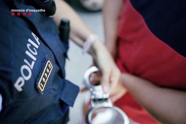 Detenidos 15 hombres por descargar hachís de una lancha en el puerto de Mataró (Barcelona)