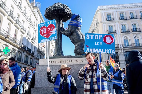 Cientos de personas se manifiestan en España por la inclusión de perros de caza en la ley de bienestar