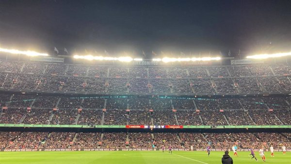 El Camp Nou guarda un minuto de silencio por Espinàs, coautor del himno del FC Barcelona