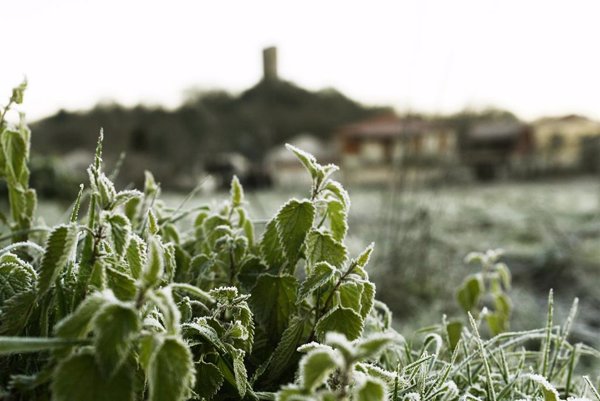 Las temperaturas bajará poniendo en riesgo por frío a 17 provincias y una decena tendrán aviso por oleaje
