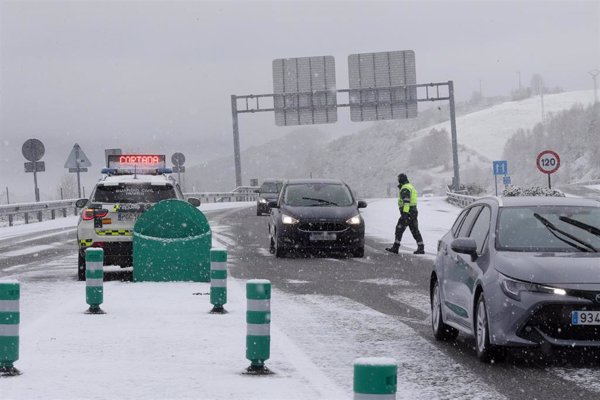 Protección Civil alerta al este y al nordeste por nevadas y al Mediterráneo y Galicia por viento y oleaje