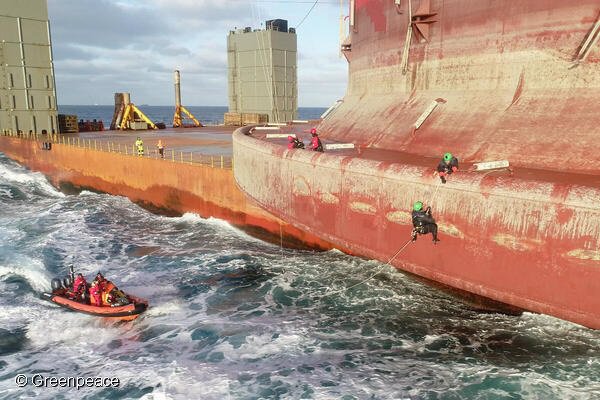 Greenpeace envía más activistas a una plataforma petrolera en el norte de la costa de Canarias