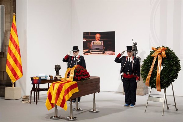 El féretro de Espinàs se instala en la Generalitat junto a su máquina de escribir y cinco pipas