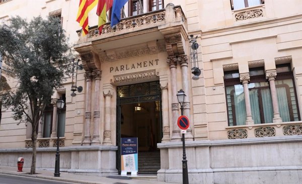 Parlament balear expresa su apoyo y solidaridad a la profesora de La Salle tras el incidente por una bandera de España