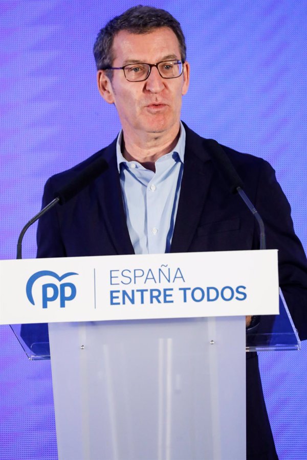 Feijóo traslada a los embajadores de Francia y Argentina su proyecto para España, incluyendo su plan de regeneración