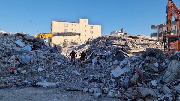La UME busca a personas atrapadas bajo los escombros en Turquía con las que ha podido contactar telefónicamente