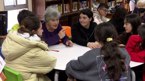 Mayores emigrantes intercambian experiencias vitales con alumnos de un instituto de Pontevedra: 